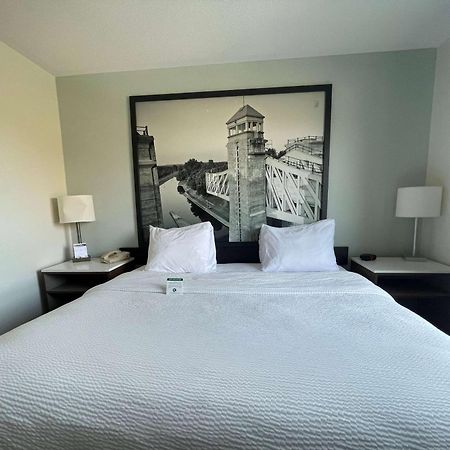 Super 8 By Wyndham Peterborough Ξενοδοχείο Εξωτερικό φωτογραφία