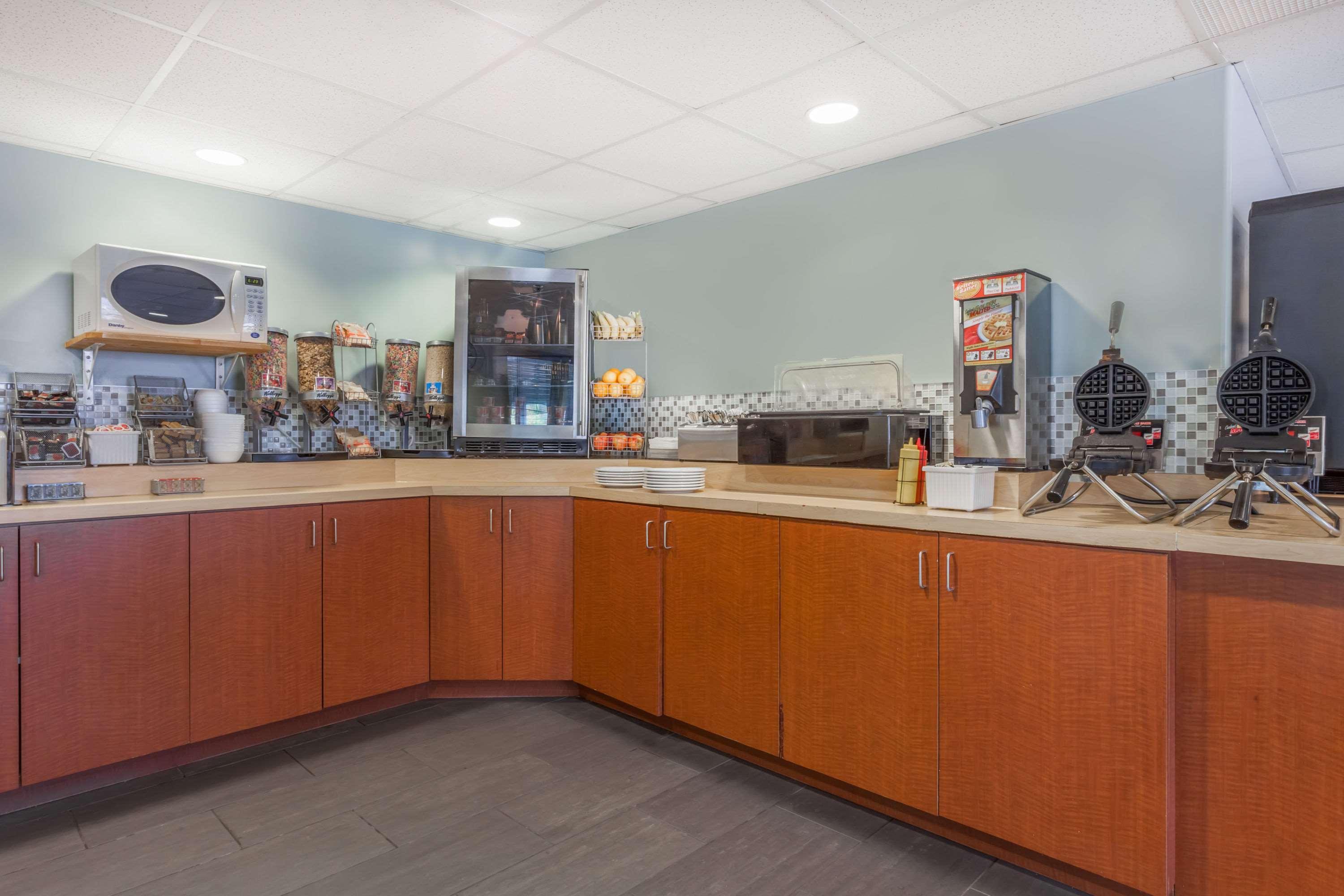 Super 8 By Wyndham Peterborough Ξενοδοχείο Εξωτερικό φωτογραφία