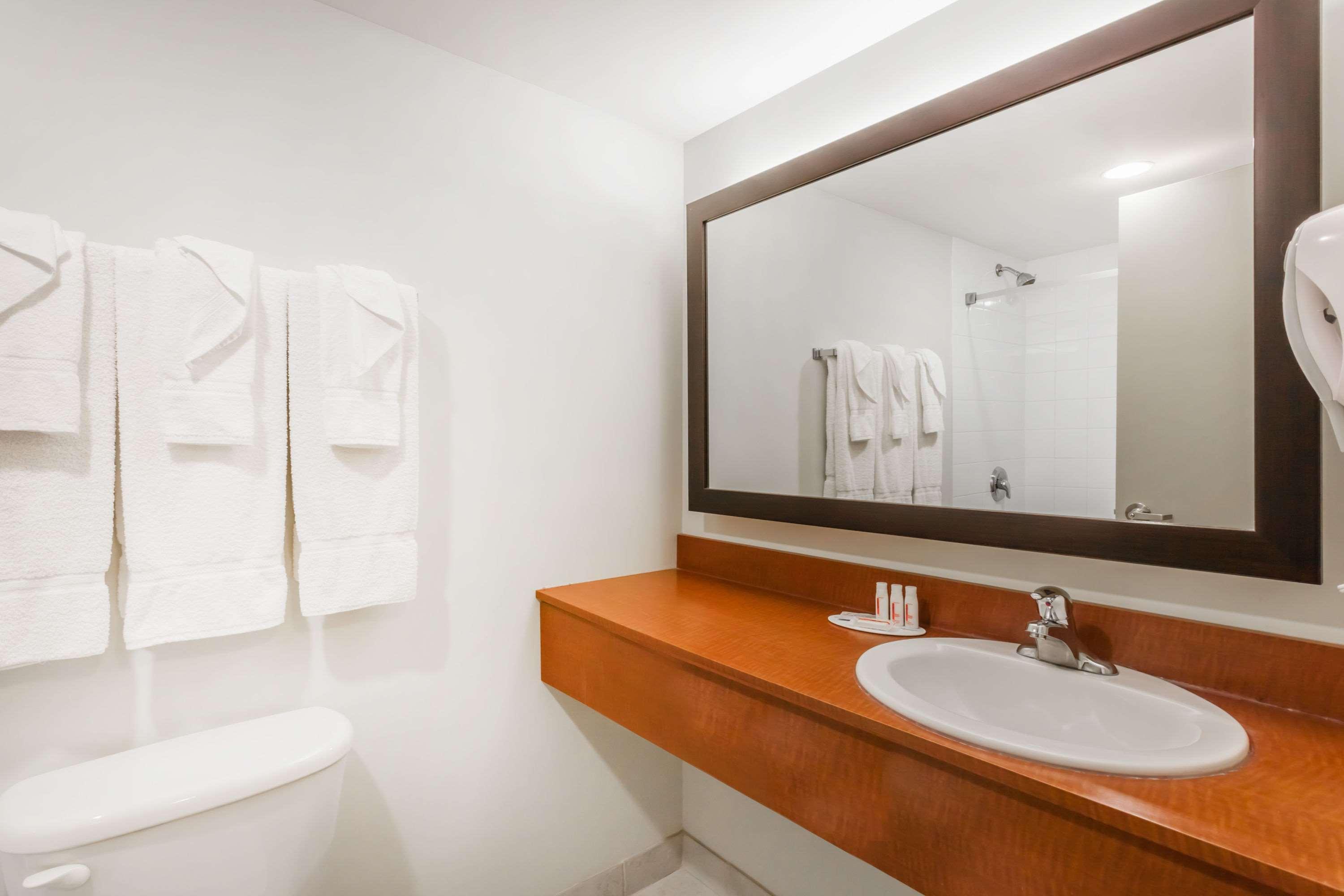 Super 8 By Wyndham Peterborough Ξενοδοχείο Εξωτερικό φωτογραφία