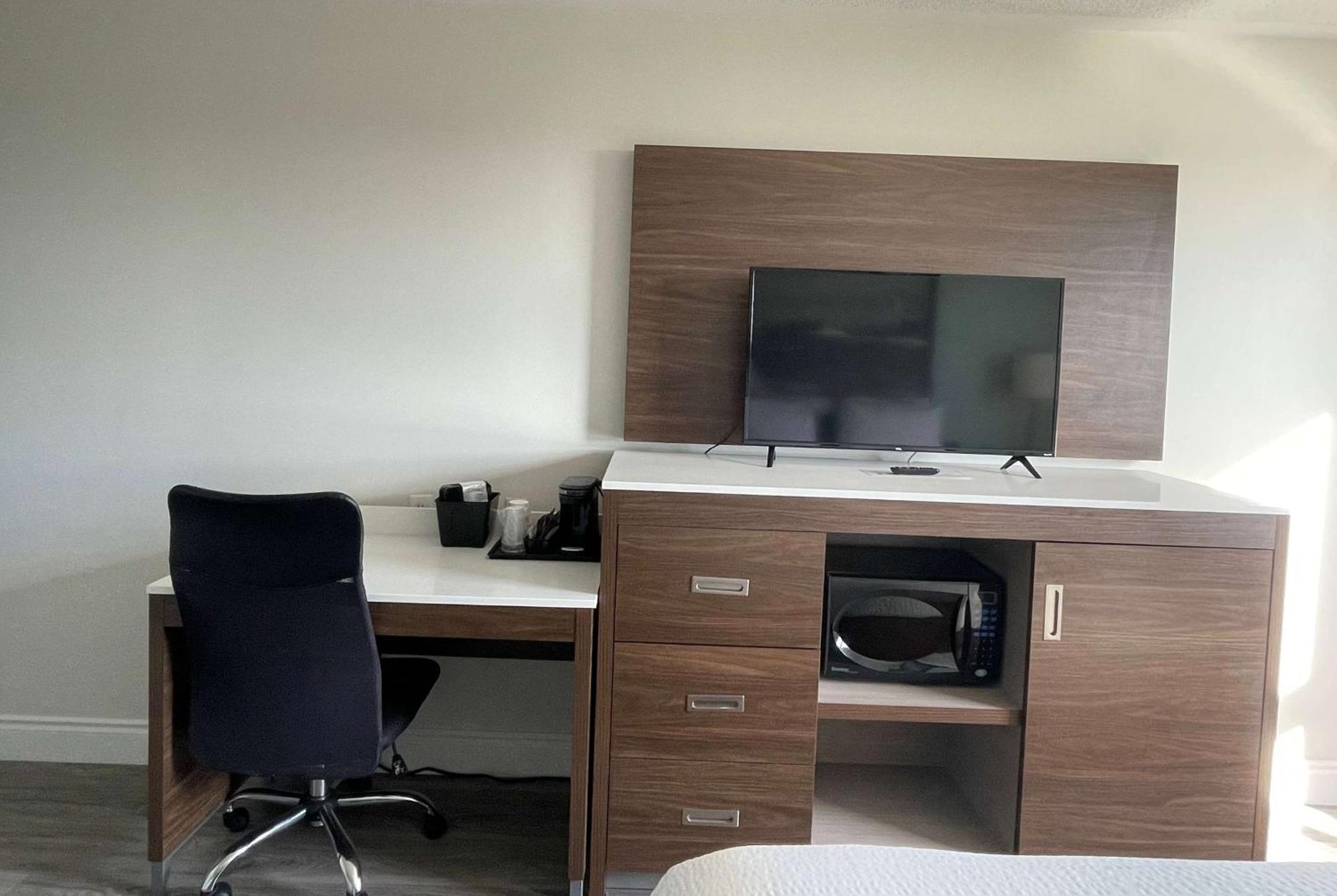 Super 8 By Wyndham Peterborough Ξενοδοχείο Εξωτερικό φωτογραφία