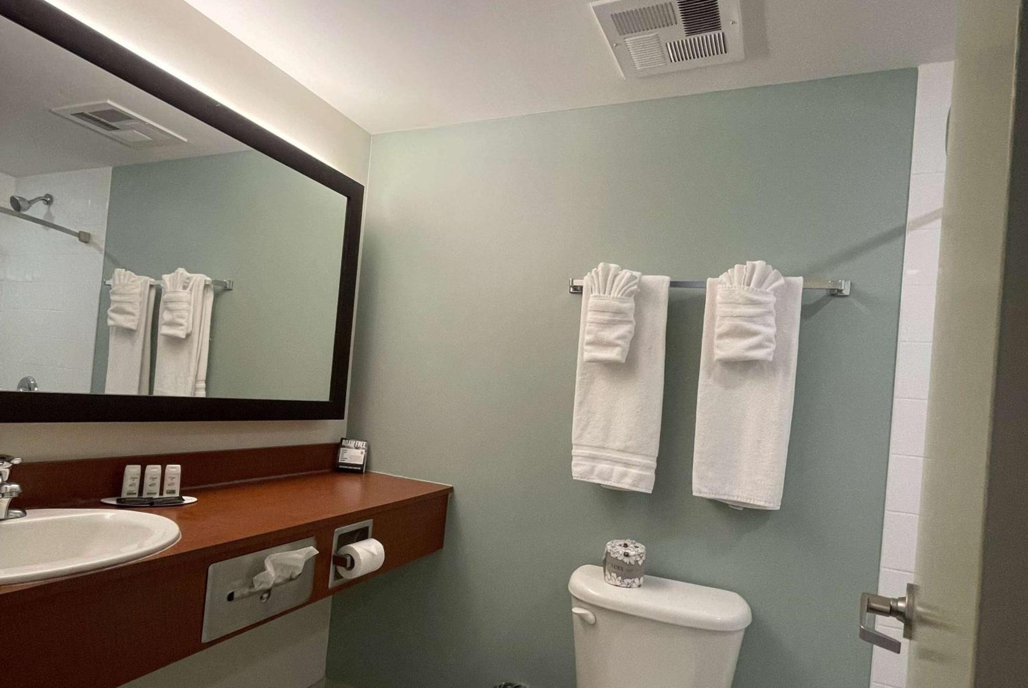 Super 8 By Wyndham Peterborough Ξενοδοχείο Εξωτερικό φωτογραφία