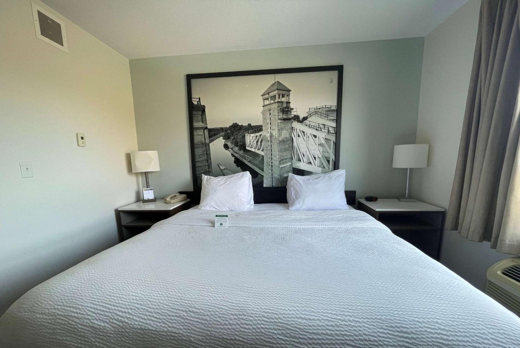 Super 8 By Wyndham Peterborough Ξενοδοχείο Εξωτερικό φωτογραφία