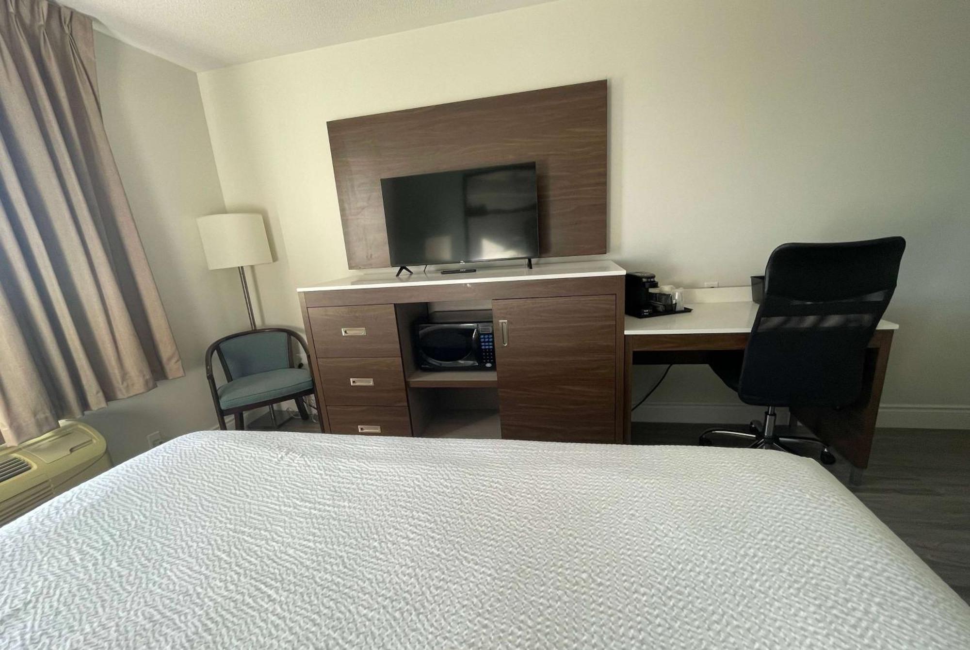 Super 8 By Wyndham Peterborough Ξενοδοχείο Εξωτερικό φωτογραφία
