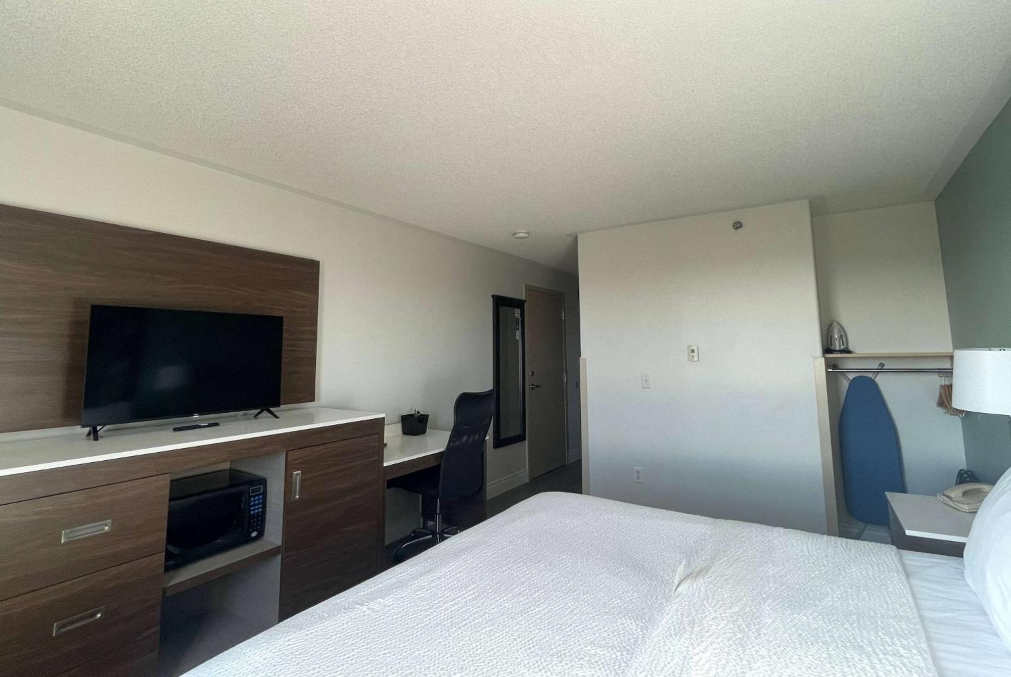 Super 8 By Wyndham Peterborough Ξενοδοχείο Εξωτερικό φωτογραφία